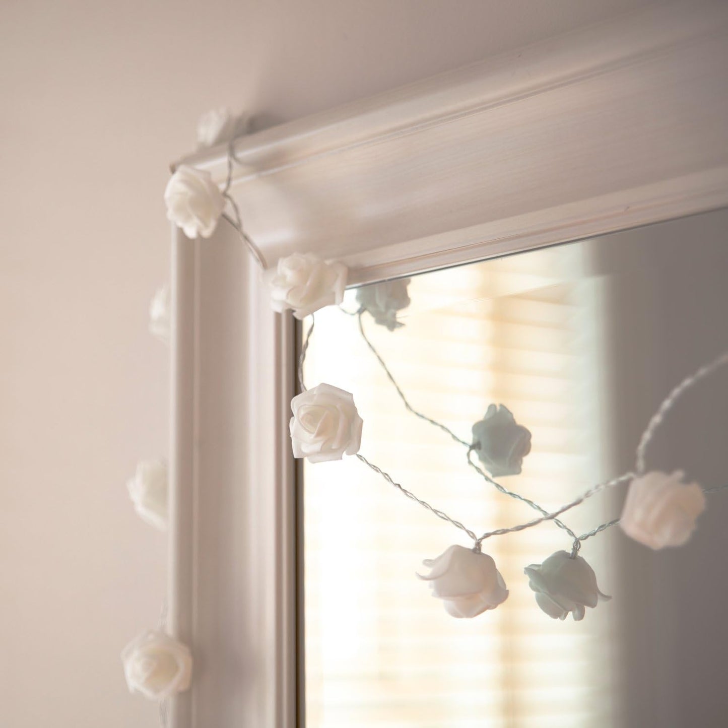 Lights4fun 30 Warm White LED Indoor White Rose Decorative Flower String Fairy Lights Clear Cable Plug in Mains Powered 2.9m Bedroom Home Wedding Valentine Decoration