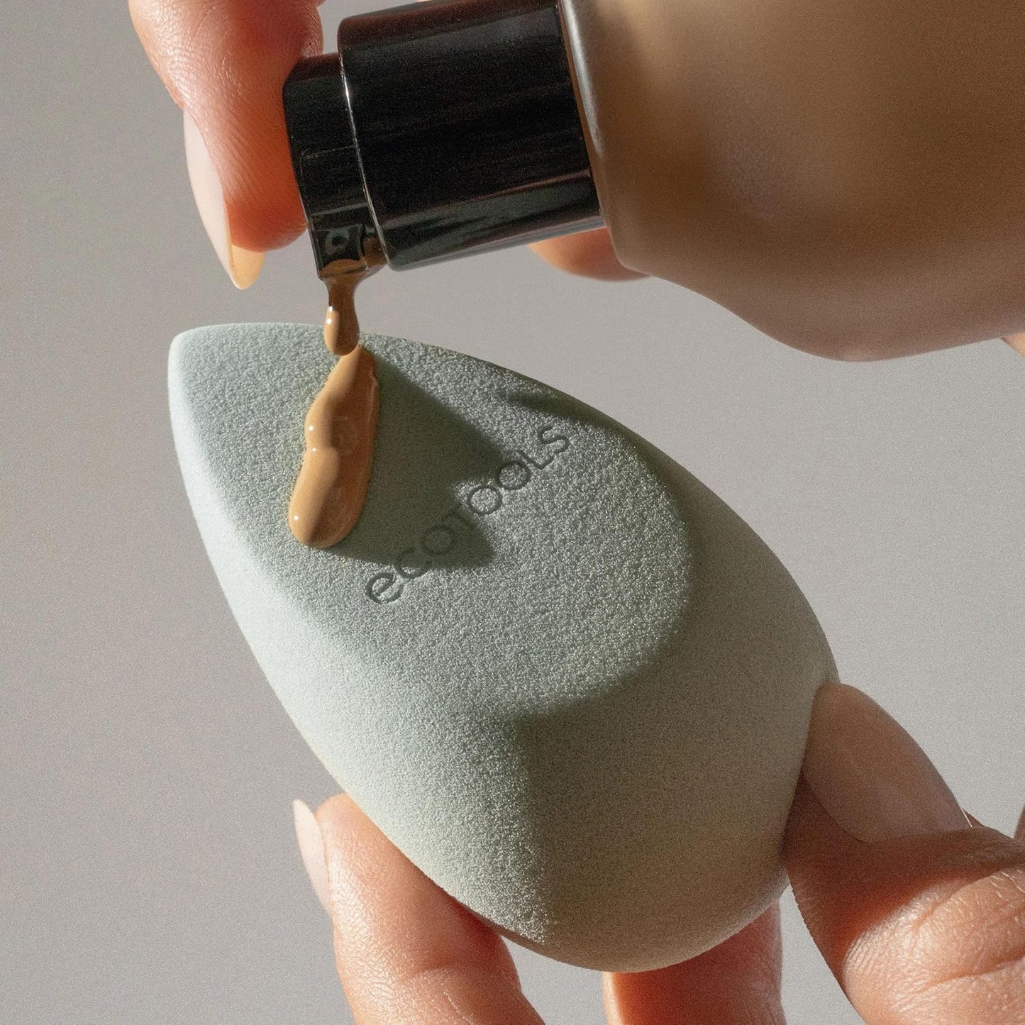 EcoTools Blurring Blender Makeup Sponge, Makeup Blending Sponge For Blurred Skin, For Liquid & Cream Foundation, Cloud Coverage Memory Foam, Eco Friendly, Latex Free, Cruelty-Free & Vegan 1 Count